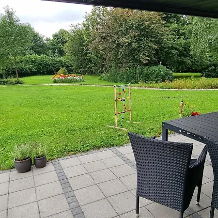 Kastanjegaarden * Ansager