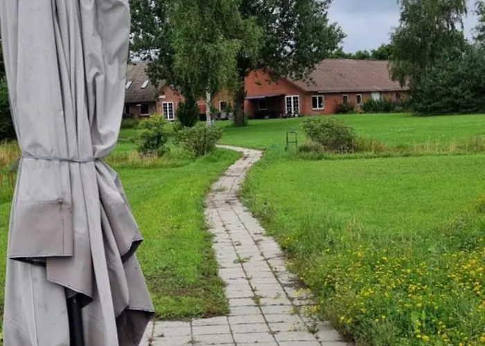 Kastanjegaarden * Ansager