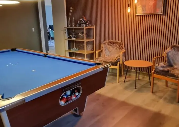 Kastanjegaarden * Ansager